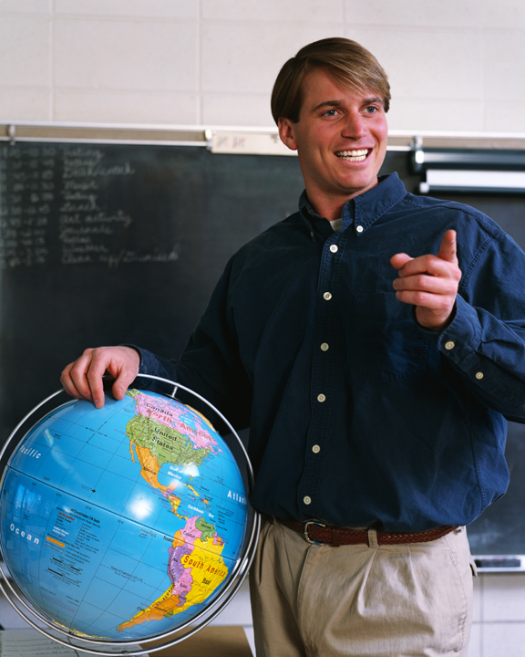 Учитель географии истории. Учитель географии. Учитель географии мужчина. Преподаватель с глобусом. Учитель географии с глобусом.